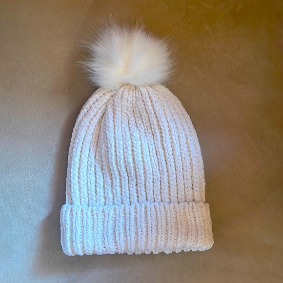 White knit beanie, faux fur puff, one size fits all - Picture 1 of 3